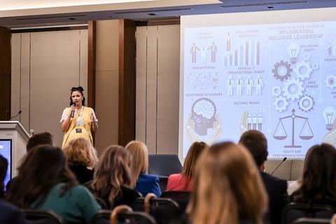 Silvija Gelevski keynote on leadership and strategy. Global summit speaker.